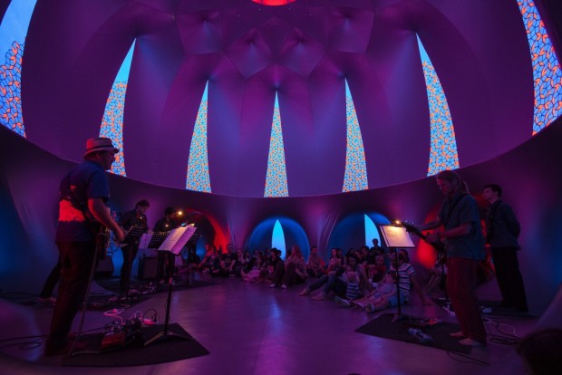 An impromptu concert inside the EXXOPOLIS. Photograph by Rémi Chauvin.