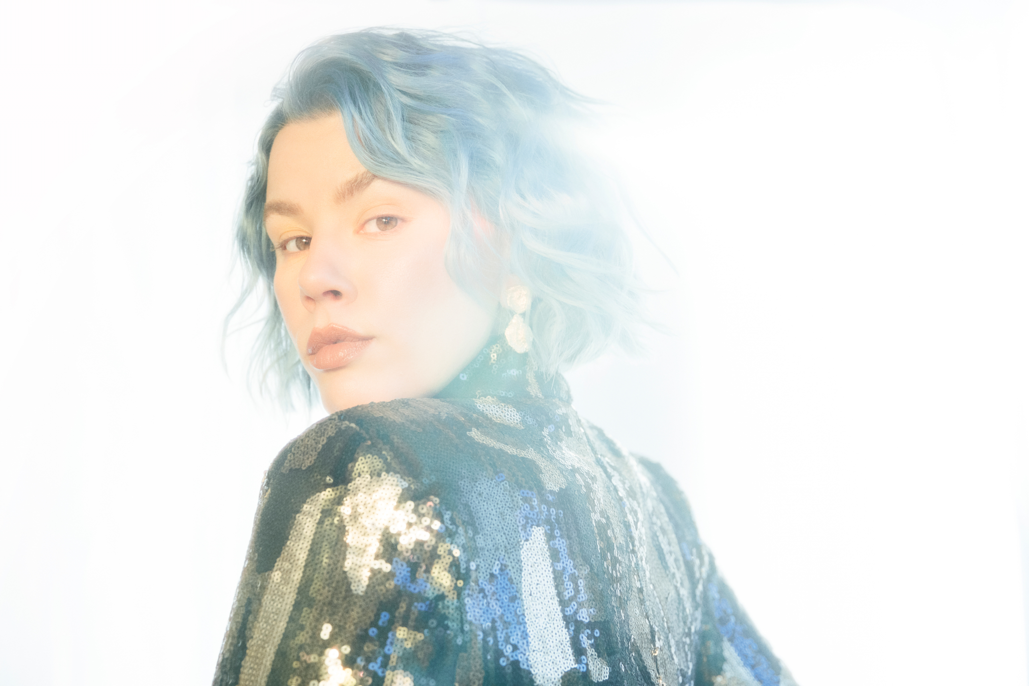 Premiere: Newcomer Neon Ion Shines Slowly On Soulful Bring It Back
